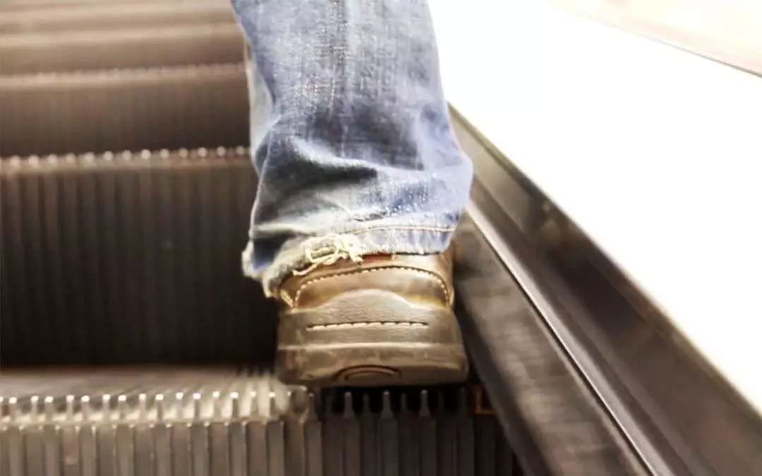 【現(xiàn)場】男童頑皮被扶梯夾腳-作為家長你要知道的一些事情......